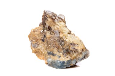 Makro mineral taş korindon kaya beyaz bir arka plan yakın çekim