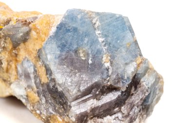 Makro mineral taş korindon kaya beyaz bir arka plan yakın çekim