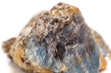 Makro mineral taş korindon kaya beyaz bir arka plan yakın çekim