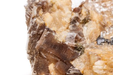 Makro mineral taş korindon kaya beyaz bir arka plan yakın çekim