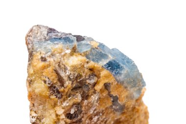 Makro mineral taş korindon kaya beyaz bir arka plan yakın çekim