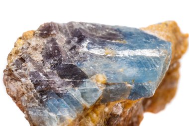 Makro mineral taş korindon kaya beyaz bir arka plan yakın çekim