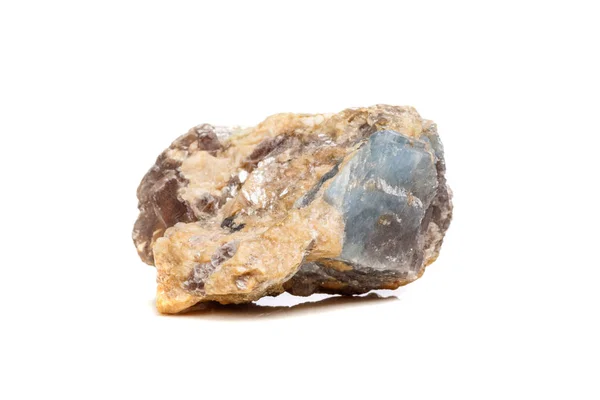 岩石中的宏观矿物石刚玉白色背景特写 — 图库照片
