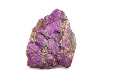 (Mor) purpurite beyaz bir arka plan doğurmak içinde makro mineral taş purpureus, yakın çekim