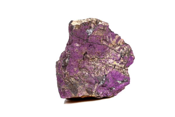 Minerální Kámen Purpureus Makro Fialový Purpurite Plemeni Bílým Pozadím Zblízka — Stock fotografie