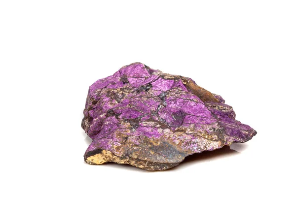 Minerální Kámen Purpureus Makro Fialový Purpurite Plemeni Bílým Pozadím Zblízka — Stock fotografie