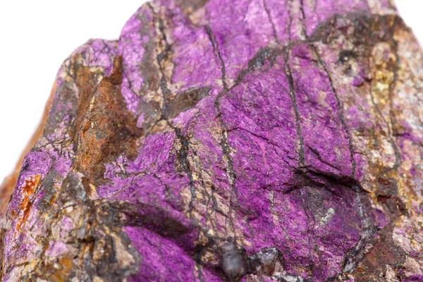 Макро Минеральный Камень Purpureus Фиолетовый Пурпур Породе Белый Фон Вблизи — стоковое фото