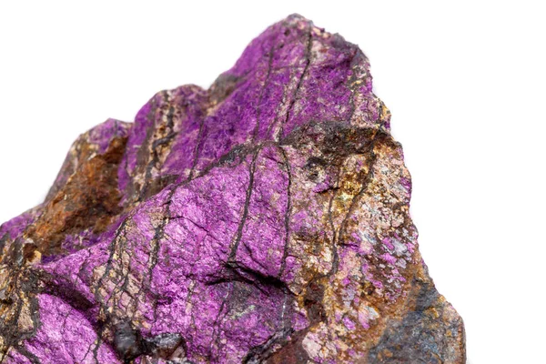 Minerální Kámen Purpureus Makro Fialový Purpurite Plemeni Bílým Pozadím Zblízka — Stock fotografie