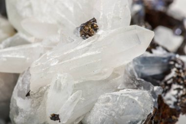 Makro mineral taş Drusus kuvars sphalerite kaya beyaz bir arka plan ile yakın çekim