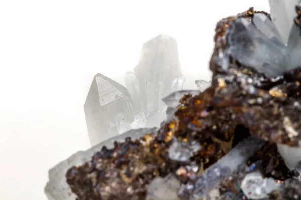 宏观矿物石卓舍斯石英与闪锌矿在岩石白色背景关闭 — 图库照片