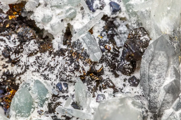 Minerální Kámen Makro Drusus Quartz Sfalerit Rock Bílé Pozadí Zblízka — Stock fotografie