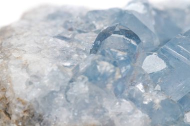 Makro mineral taş Celestine doğurmak beyaz bir arka plan yakın çekim