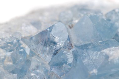 Makro mineral taş Celestine doğurmak beyaz bir arka plan yakın çekim