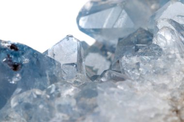 Makro mineral taş Celestine doğurmak beyaz bir arka plan yakın çekim