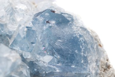 Makro mineral taş Celestine doğurmak beyaz bir arka plan yakın çekim