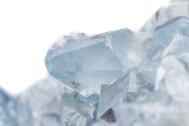 Makro mineral taş Celestine doğurmak beyaz bir arka plan yakın çekim