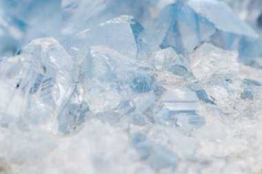 Makro mineral taş Celestine doğurmak beyaz bir arka plan yakın çekim