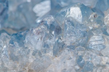 Makro mineral taş Celestine doğurmak beyaz bir arka plan yakın çekim