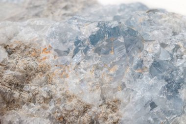 Makro mineral taş Celestine doğurmak beyaz bir arka plan yakın çekim