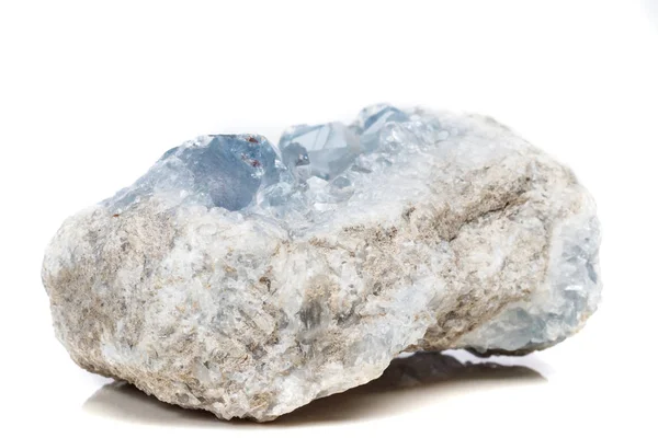 Batu Mineral Makro Celestine Dalam Berkembang Biak Latar Belakang Putih — Stok Foto
