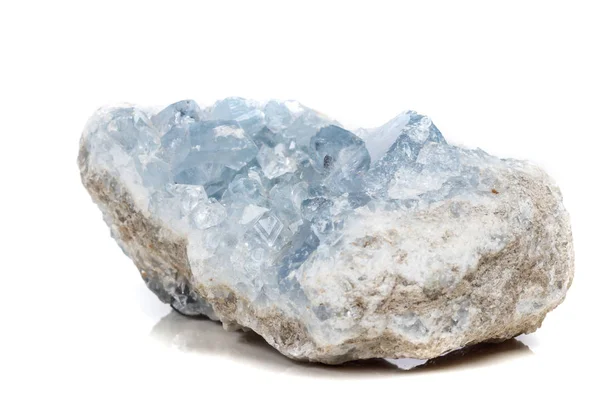 Makro mineral taş Celestine doğurmak beyaz bir arka plan yakın çekim