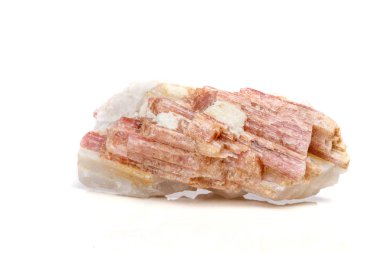 Makro mineral taş Turmalin doğurmak beyaz bir arka plan yakın çekim