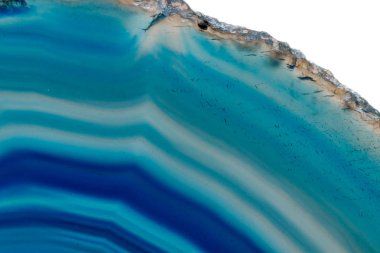 Makro mineral taş Mavi Akik doğurmak beyaz bir arka plan yakın çekim