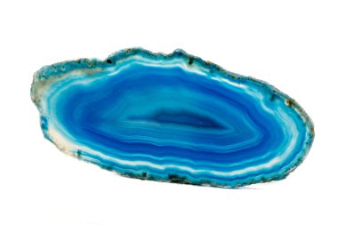 Makro mineral taş Mavi Akik doğurmak beyaz bir arka plan yakın çekim