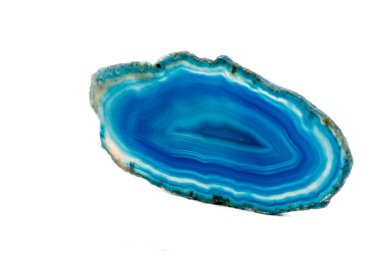 Makro mineral taş Mavi Akik doğurmak beyaz bir arka plan yakın çekim