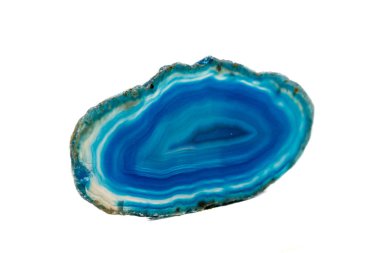 Makro mineral taş Mavi Akik doğurmak beyaz bir arka plan yakın çekim