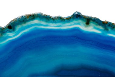 Makro mineral taş Mavi Akik doğurmak beyaz bir arka plan yakın çekim