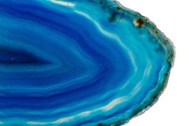 Makro mineral taş Mavi Akik doğurmak beyaz bir arka plan yakın çekim