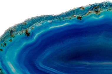 Makro mineral taş Mavi Akik doğurmak beyaz bir arka plan yakın çekim