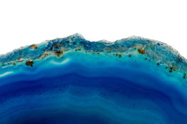 Makro mineral taş Mavi Akik doğurmak beyaz bir arka plan yakın çekim