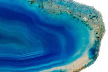 Makro mineral taş Mavi Akik doğurmak beyaz bir arka plan yakın çekim