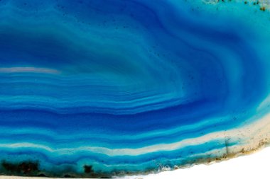 Makro mineral taş Mavi Akik doğurmak beyaz bir arka plan yakın çekim