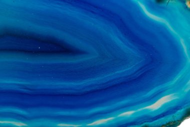 Makro mineral taş Mavi Akik doğurmak beyaz bir arka plan yakın çekim