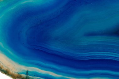 Makro mineral taş Mavi Akik doğurmak beyaz bir arka plan yakın çekim