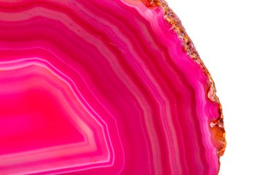 Makro mineral taş pembe akik doğurmak beyaz bir arka plan yakın çekim