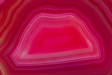 Makro mineral taş pembe akik doğurmak beyaz bir arka plan yakın çekim