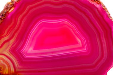 Makro mineral taş pembe akik doğurmak beyaz bir arka plan yakın çekim