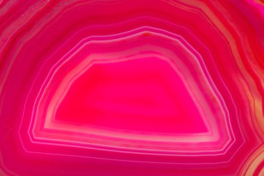 Makro mineral taş pembe akik doğurmak beyaz bir arka plan yakın çekim