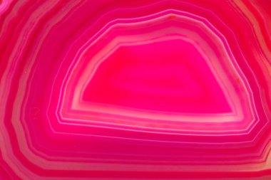 Makro mineral taş pembe akik doğurmak beyaz bir arka plan yakın çekim