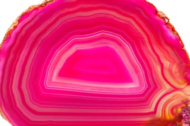Makro mineral taş pembe akik doğurmak beyaz bir arka plan yakın çekim