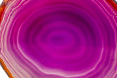 Makro mineral taş mor akik doğurmak beyaz bir arka plan yakın çekim