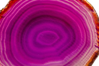 Makro mineral taş mor akik doğurmak beyaz bir arka plan yakın çekim