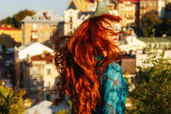 市クローズ アップの背景に白樺のブラウスに赤い髪の美しい少女の肖像画 — ストック写真