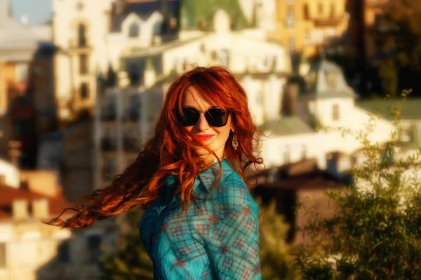 Портрет Красивой Девушки Рыжими Волосами Березовой Блузке Фоне Городского Крупного — стоковое фото