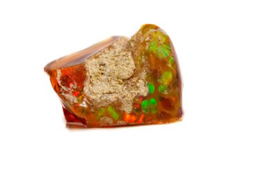 Kaya beyaz arka plan üzerinde makro Opal mineral taş yakın çekim