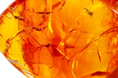 Kaya beyaz arka plan üzerinde makro Opal mineral taş yakın çekim